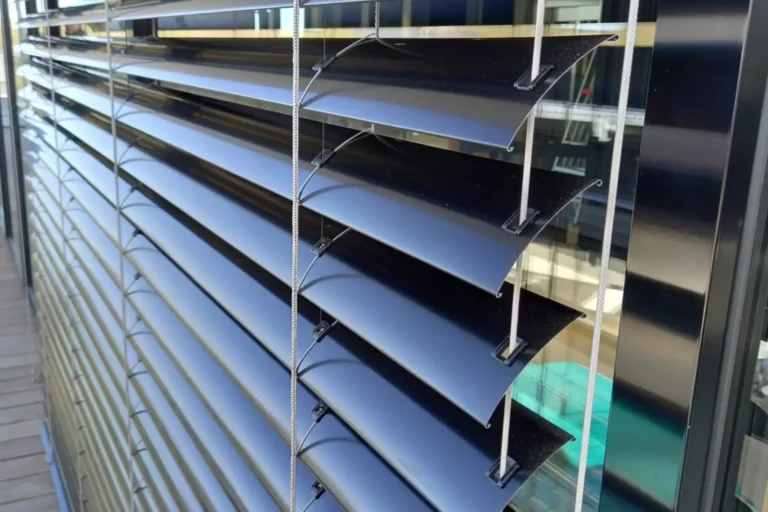 bso-store-venitien-exterieur-helioscreen-motorise-noir-guidage-cable-003 copie